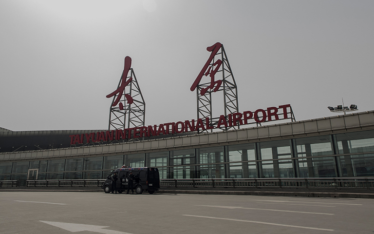 太原機(jī)場機(jī)庫大門、旗桿