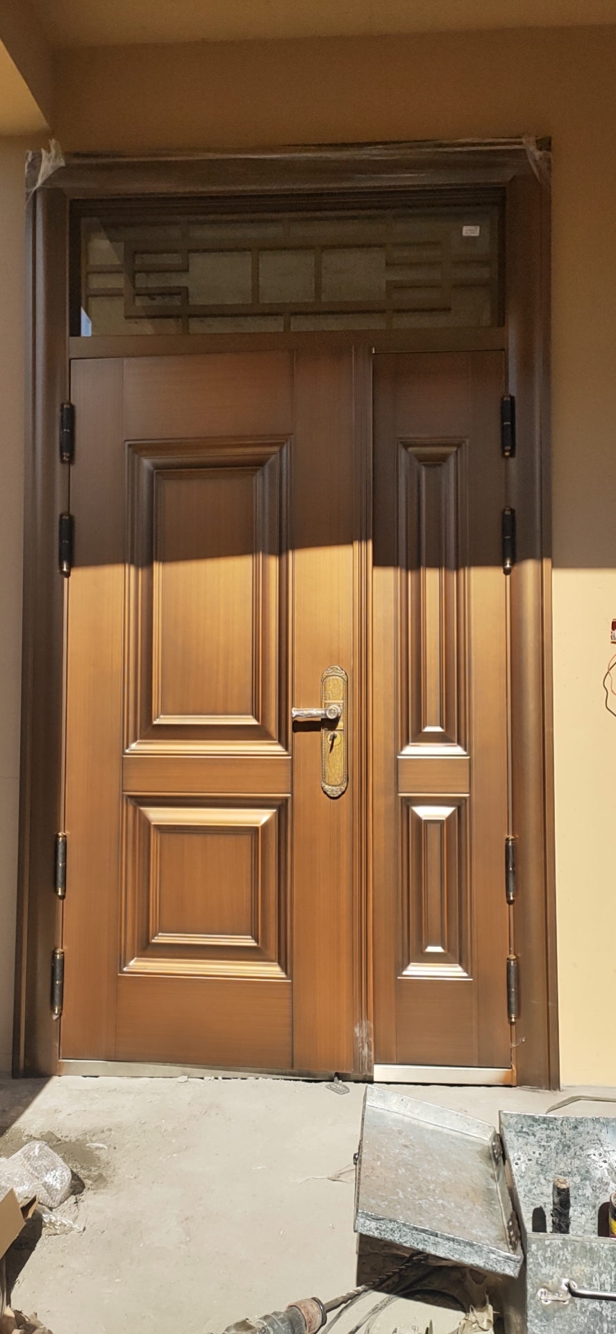 2020陽(yáng)曲縣仿銅門(mén)安裝現(xiàn)場(chǎng)。